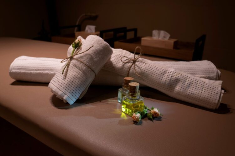 مرکز تخصصی ماساژ، اسپا و یوگا در اصفهان، مرداویج. بهترین ارائه دهنده خدمات لوکس ماساژ در مکان زیبا و آرام.برگزاری کلاس‌های یوگا در فضای باز