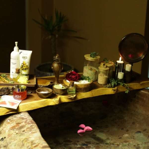 مرکز تخصصی ماساژ، اسپا و یوگا در اصفهان، مرداویج. بهترین ارائه دهنده خدمات لوکس ماساژ در مکان زیبا و آرام.برگزاری کلاس‌های یوگا در فضای باز