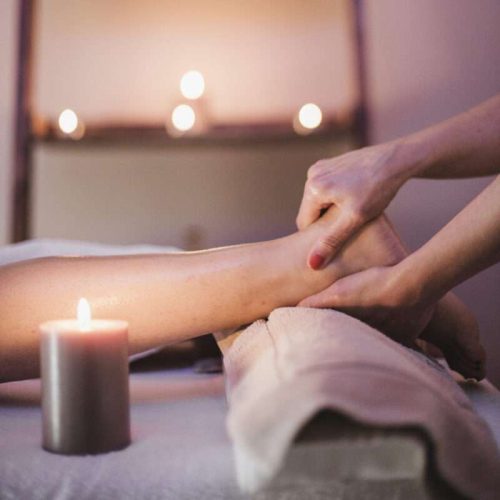 massage-therapist-working-with-woman-scaled-e1761043015479.jpg